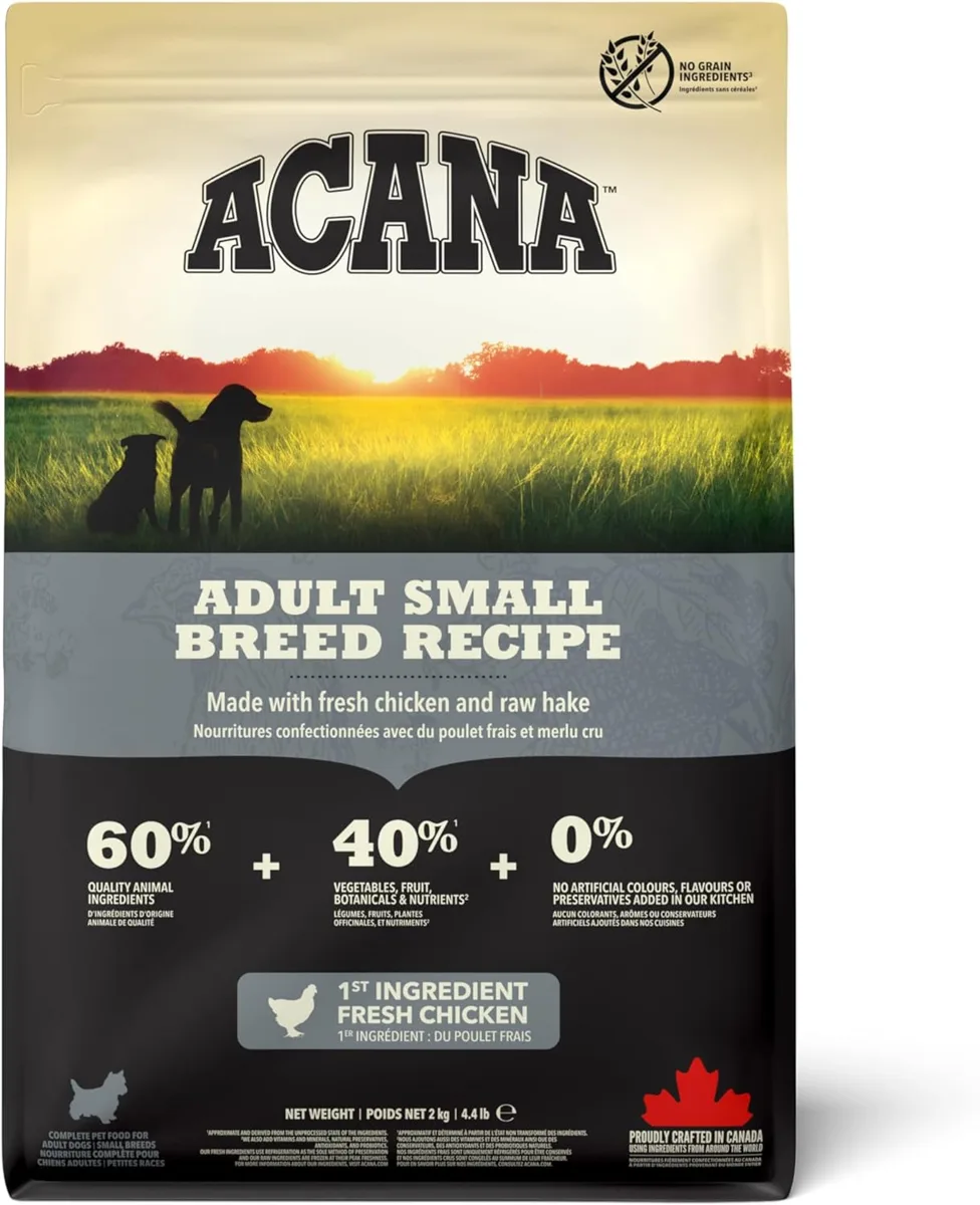 Vorderseite der Packung ACANA Adult Small Breed Recipe, 2 kg, mit Hunden vor einer Wiese im Abendlicht