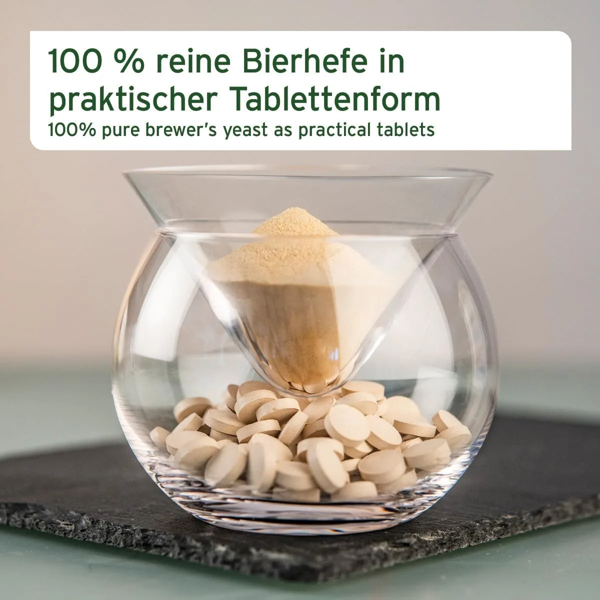 AniForte Bierhefe Tabletten in einer Glasschale