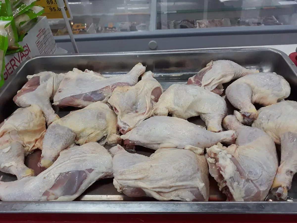 Rohe Hähnchenkeulen in einer Metallschale, Symbolbild für die Zutat Huhn (Symbolbild. Bild: Baoothersks / Wikimedia Commons, CC BY-SA 4.0, verkleinert)