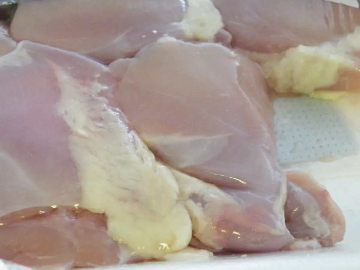 Rohe Hähnchenschenkel, Symbolbild für die Zutat Huhn (Symbolbild. Bild: gran / Wikimedia Commons, CC BY 3.0, verkleinert)