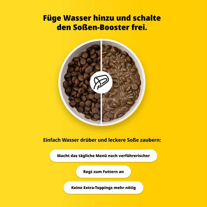 Draufsicht auf einen Futternapf mit Josera-Festival-Kroketten: links trockene, dunkelbraune, kleeblattförmige Kroketten, rechts dieselben Kroketten in hellbrauner Soße nach Wasserzugabe.