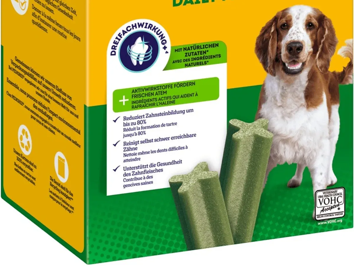 Ausschnitt der Packung mit grünen Dentastix-Fresh-Sticks in X-Form (Bild: Hersteller)