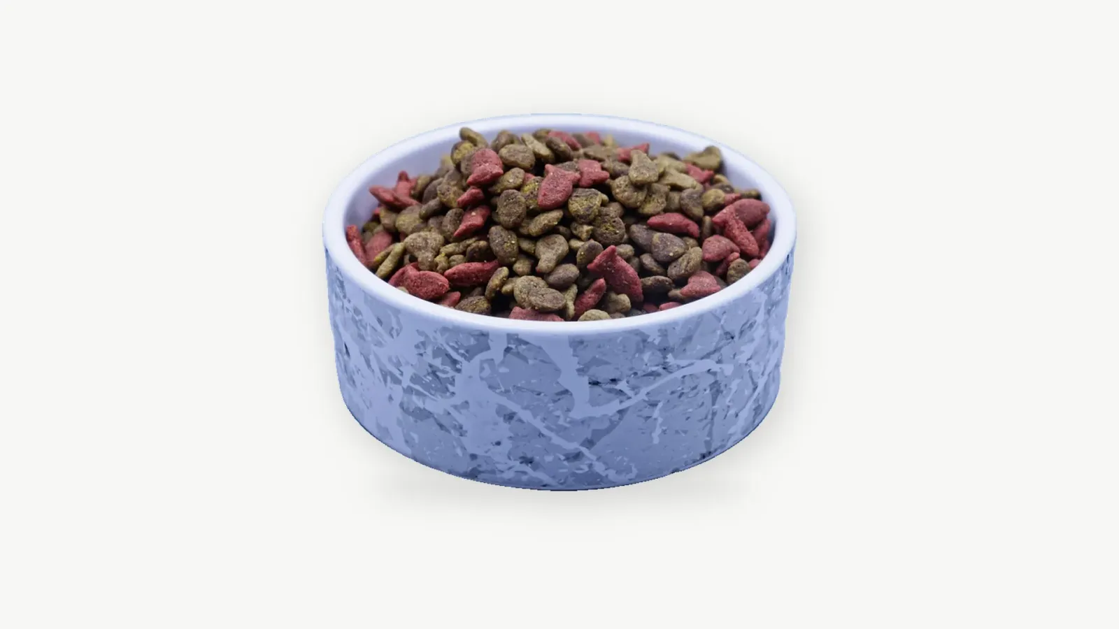 Hellblau marmorierter Keramiknapf mit einer Portion Katzentrockenfutter, freigestellt auf hellgrauem Hintergrund – Symbolbild zur täglichen Futtermenge für Katzen